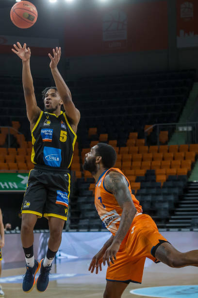 保护足球的 保护足球的